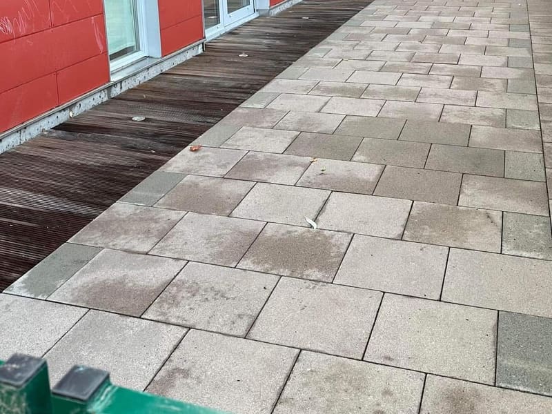 Samma plattgång efter marktvätt, torr och jämnt ljusgrå
